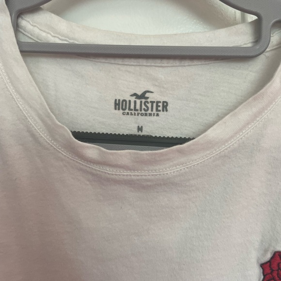 white hollister tee with flower; size medium; in outstanding condition - Picture 3 of 3